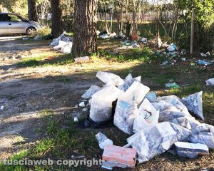 Viterbo - La discatica al parcheggio sterrato sulla Teverina