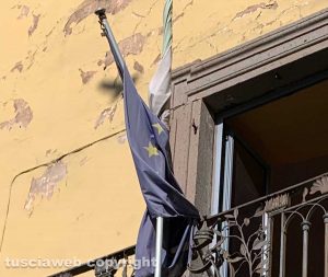 Viterbo - La bandiera esposta al Ruffini