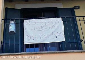 Striscione di solidarietà ai pastori su un balcone di Grotte Santo Stefano