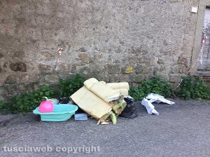 Viterbo - Rifiuti a piazza Sallupara