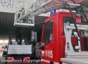 Viterbo - Mezzo pesante s'incastra sotto il ponte al Poggino