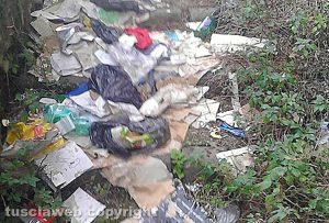 Viterbo - Rifiuti sulle scalette dell'ospedale vecchio