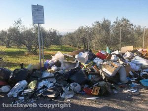 Viterbo - Rifiuti in strada Montigliano