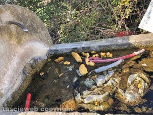 Viterbo - Strada Freddano - Fontana usata come discarica