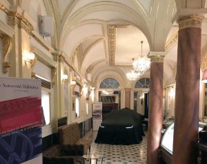Viterbo - Il suv all'interno del Gran Caffè Schenardi