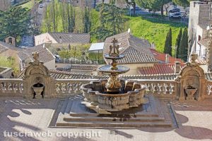 Viterbo - La fontana del cortile di Palazzo dei Priori