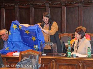 Viterbo - Consiglio comunale - Luisa Ciambella con la bandiera europea