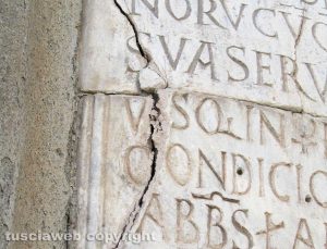 Viterbo - L'epigrafe danneggiata al vicolo dei Pellegrini