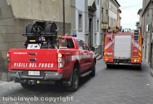 Montefiascone - Canna fumaria in fiamme - L'intervento dei vigili del fuoco