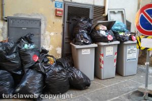 Viterbo - Rifiuti all'uscita del teatro Unione