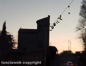 Viterbo - Scarpe appese in via Bagni