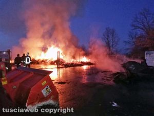 Fabrica di Roma - Incendio all'isola ecologica