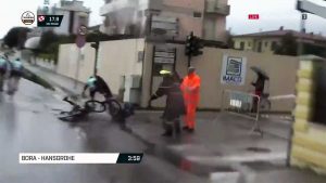 Pedone travolto da ciclisti - Le immagini di Eurosport