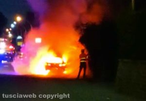 Auto in fiamme a Bassano Romano
