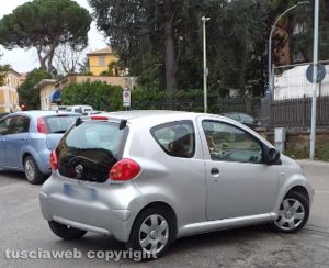 Viterbo - Parcheggio selvaggio all'incrocio di via Brenta