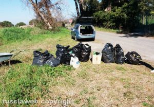 Viterbo - I sacchi di immondizia raccolti nei pressi dell'ospedale
