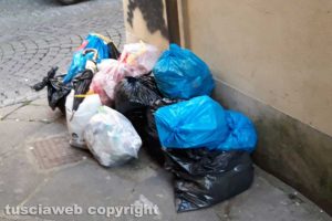 Viterbo - Sacchi della spazzatura in via del Riccio