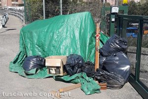 Viterbo - I rifiuti davanti all'ex centro di raccolta