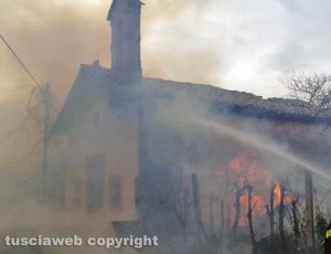 Capodimonte - Incendio alla chiesa S. Agapito
