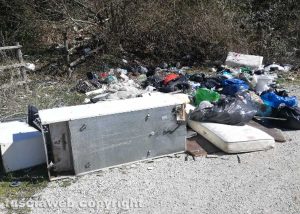 Viterbo - Poggio Nibbio - Rifiuti vicino al fontanile di Fiescoli