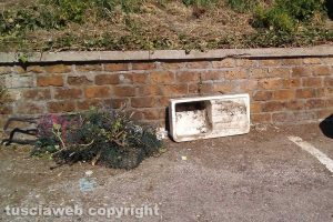 Viterbo - Un lavabo nel parcheggio di viale Raniero Capocci