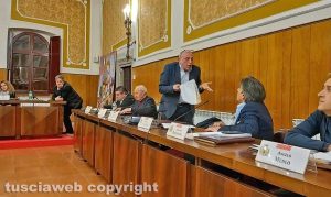 Montefiascone - Il consiglio comunale - Bagarre tra Sandro Leonardi e Augusto Bracoloni
