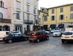 Viterbo - Auto in divieto di sosta in centro