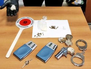 Santa Marinella - Carabinieri - La droga e il resto del materiale sequestrato