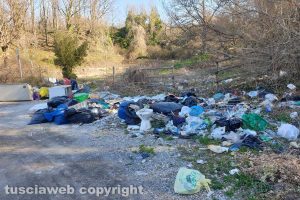 Viterbo - Rifiuti lungo strada Montefogliano