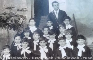 Viterbo - Anno 1967 circa - Il maestro Carlo Spolverini con la sua classe