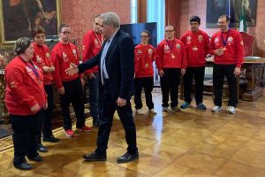 Viterbo - Il sindaco Arena consegna un attestato di merito sportivo agli atleti di "Sorrisi che nuotano"