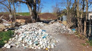 Scoperta discarica di rifiuti speciali a ridosso del Tevere