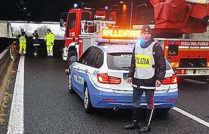 Un intervento della polizia e dei vigili del fuoco sulla Superstrada