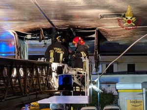 Civitavecchia - L'intervento dei vigili del fuoco all'area di servizio