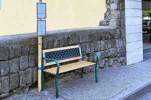 Viterbo - La panchina alla fermata dei bus di via Santa Maria in Gradi