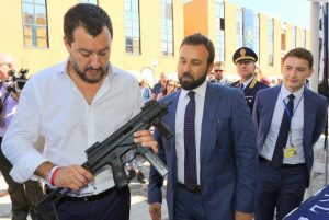 La foto di Matteo Salvini col mitra in mano