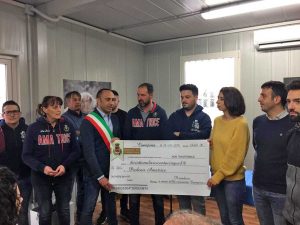 La consegna dell'assegno ad Amatrice