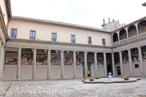 Viterbo - Il chiostro del convento della Trinità