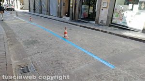 Viterbo - Strisce blu in via Cairoli