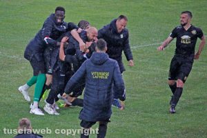 Sport - Calcio - Viterbese - L'esultanza dei gialloblù dopo il 2-2 al Catanzaro