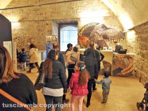 Viterbo - Il pubblico dei dinosauri della "terra dei giganti"