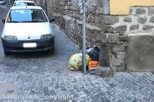 Viterbo - I rifiuti in via Chigi