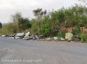 Viterbo - Discarica su strada Macchia del Conte, tronco ex Tuscanese