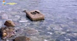 Santa Marinella - L'intervento dei finanzieri per i blocchi in mare contenenti tracce di amianto