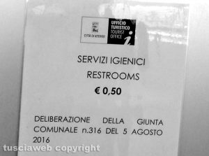 Il cartello ai bagni pubblici dell'ufficio turistico