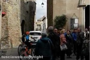 Viterbo - I turisti guardano stupiti un'auto che passa a San Pellegrino