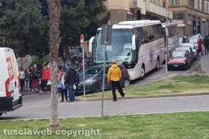Viterbo - Bus bloccati a via Cairoli
