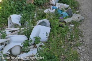 Viterbo - Pezzi di bagni su strada Riello