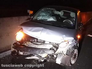 Viterbo - Auto va sbattere, passeggeri tutti salvi