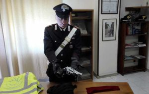 Il kit del rapinatore sequestrato dai carabinieri